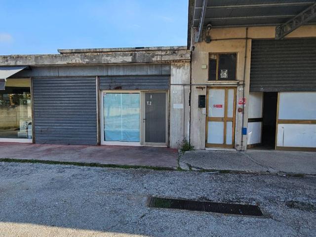 Locale Commerciale in vendita a Marche, Macerata