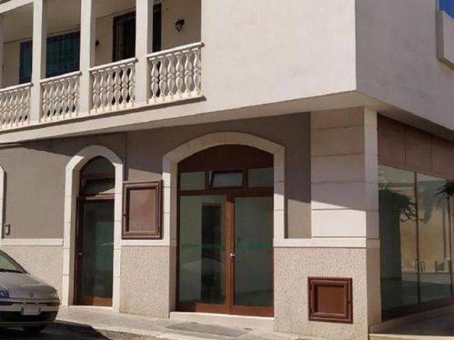 Locale Commerciale in vendita a Mola di Bari, Bari