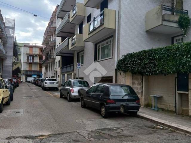 Locale Commerciale in vendita a Mola di Bari, Bari