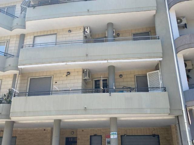 Locale Commerciale in vendita a Villaggio Belgiovine, Puglia