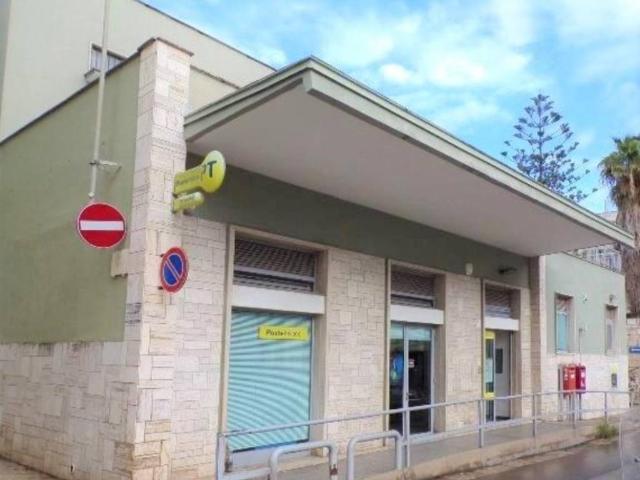 Locale Commerciale in vendita a Villaggio Belgiovine, Puglia