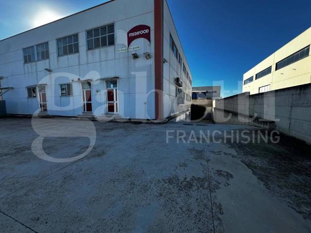 Locale Commerciale in vendita a Puglia, Bari