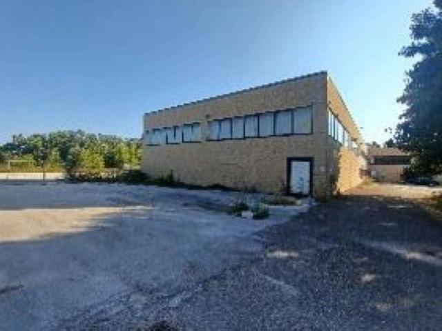Locale Commerciale in vendita a Pian di Dondola, Marche
