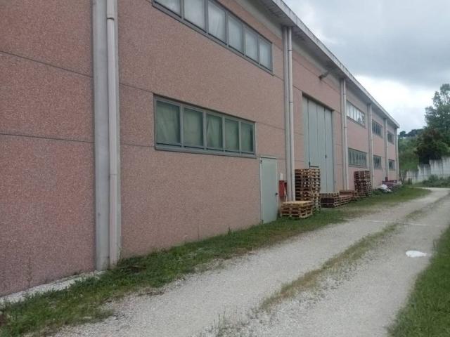 Locale Commerciale in vendita a Marche, Pesaro E Urbino