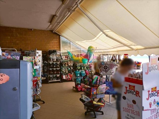 Locale Commerciale in vendita a Marche, Pesaro E Urbino