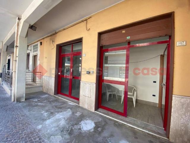 Locale Commerciale in vendita a Mondragone, Campania