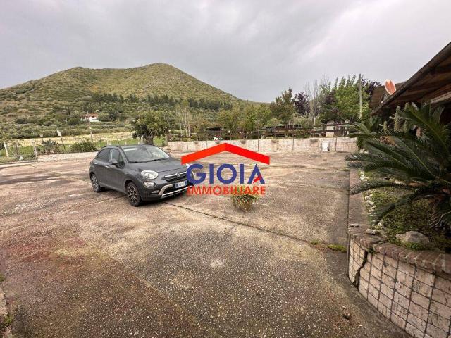 Locale Commerciale in vendita a Sinuessa, Mondragone