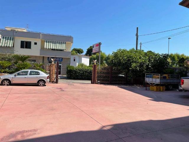 Locale Commerciale in vendita a Mondragone, Campania