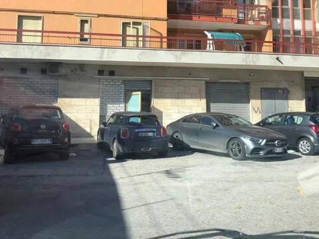 Locale Commerciale in vendita a Mondragone, Campania