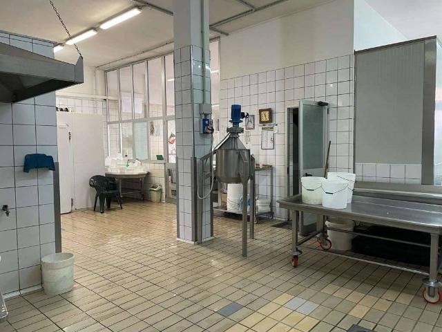 Locale Commerciale in vendita a Mondragone, Campania