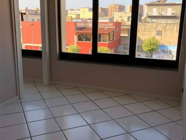 Locale Commerciale in vendita a Mondragone, Campania