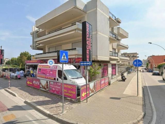Locale Commerciale in vendita a Mondragone, Campania