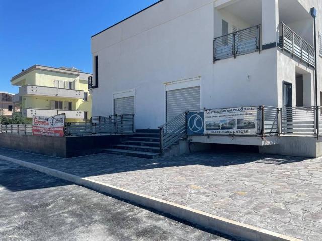 Locale Commerciale in vendita a Mondragone, Campania