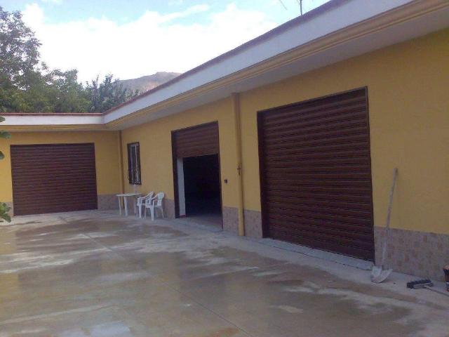 Locale Commerciale in vendita a Mondragone, Campania