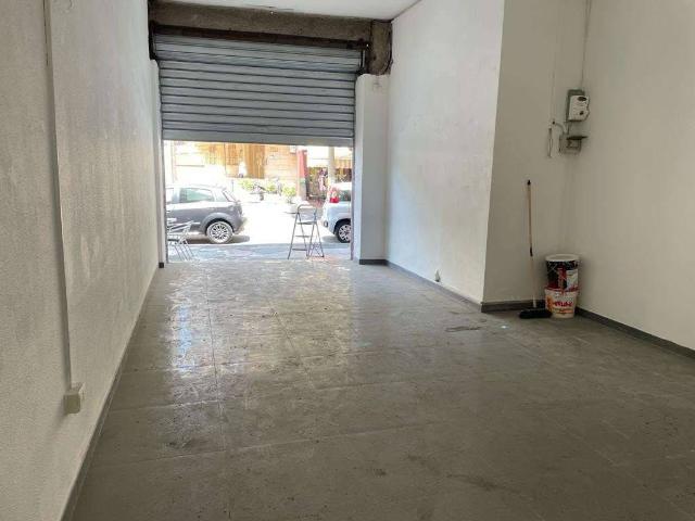 Locale Commerciale in vendita a Mondragone, Campania