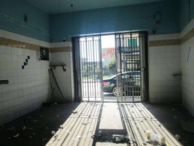 Locale Commerciale in vendita a Mondragone, Campania