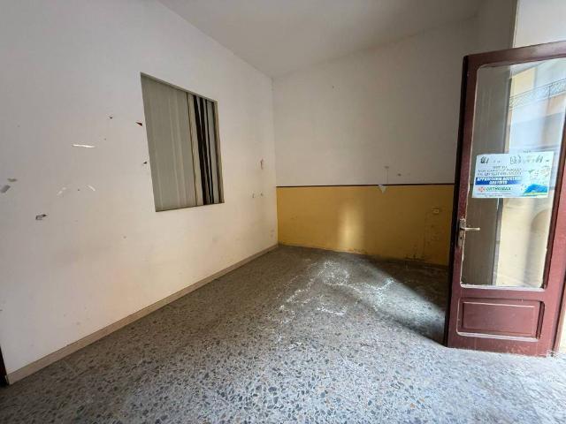 Locale Commerciale in vendita a Mondragone, Campania