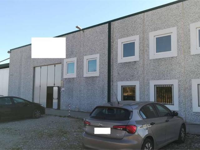 Locale Commerciale in vendita a Sinuessa, Mondragone