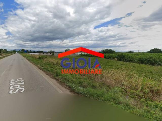 Locale Commerciale in vendita a Mondragone, Campania
