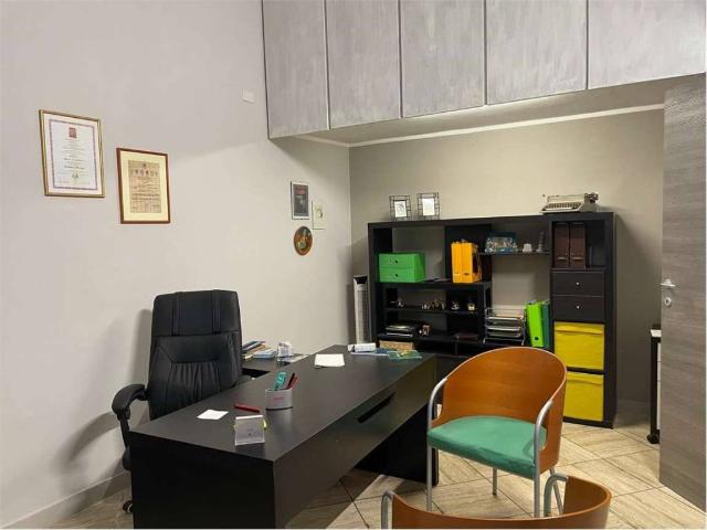 Locale Commerciale in vendita a Mondragone, Campania