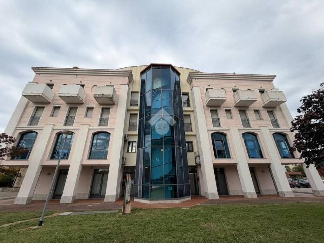 Locale Commerciale in vendita a Monfalcone, Gorizia / Gurize / Gorica