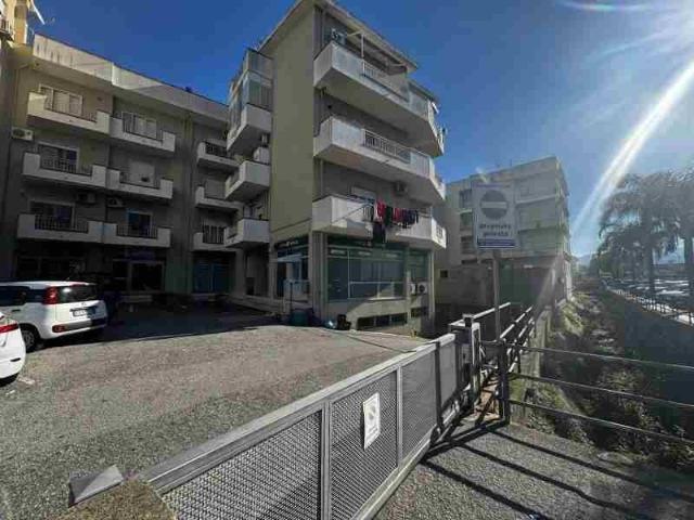Locale Commerciale in vendita a Monforte San Giorgio, Sicilia