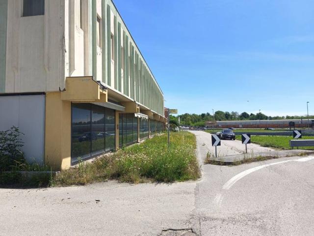 Locale Commerciale in vendita a Piemonte, Biella
