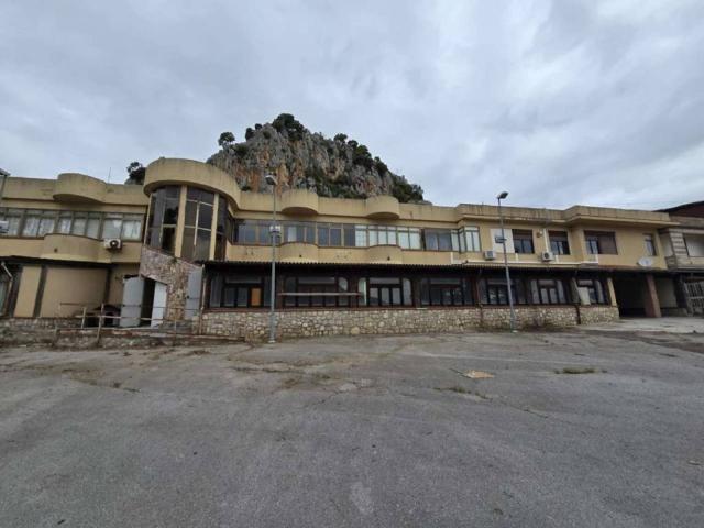 Locale Commerciale in vendita a Monreale, Sicilia
