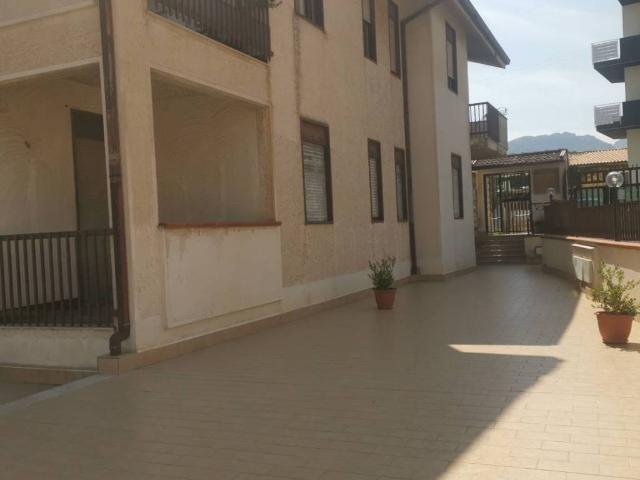 Locale Commerciale in vendita a Villaggio Santa Rosalia, Monreale