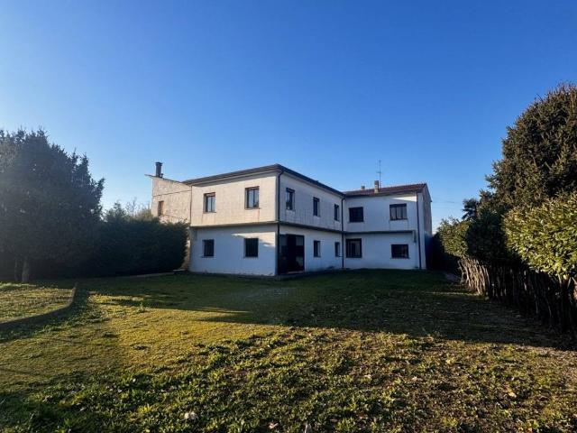 Locale Commerciale in vendita a Monselice, Veneto