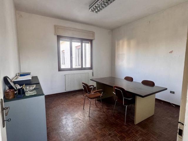 Locale Commerciale in vendita a Monselice, Veneto