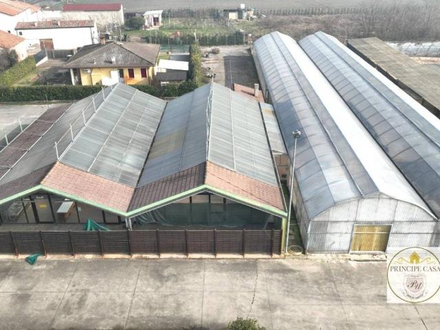 Locale Commerciale in vendita a Monselice, Veneto