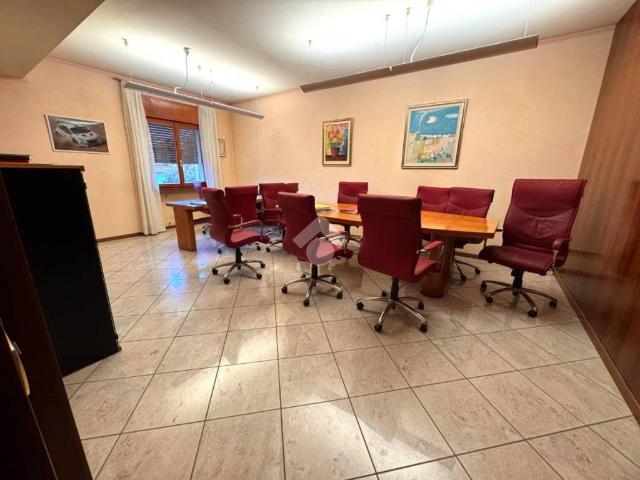 Locale Commerciale in vendita a Monselice, Veneto