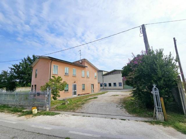 Locale Commerciale in vendita a Monselice, Veneto