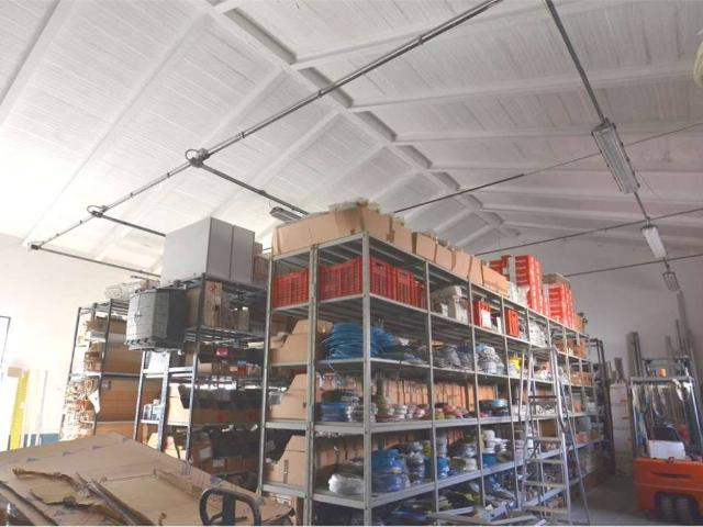 Locale Commerciale in vendita a Le Case, Montevettolini