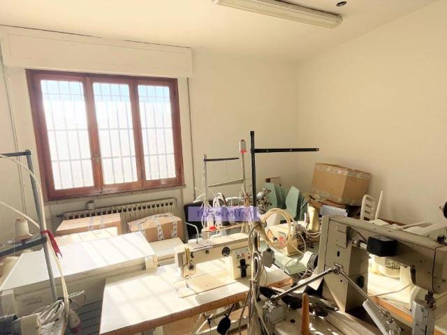 Locale Commerciale in vendita a Le Case, Montevettolini