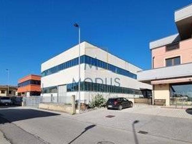 Locale Commerciale in vendita a Le Case, Montevettolini