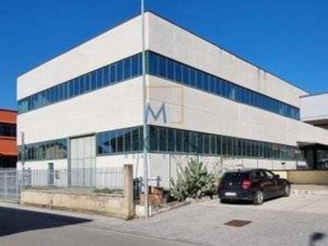 Locale Commerciale in vendita a Le Case, Montevettolini