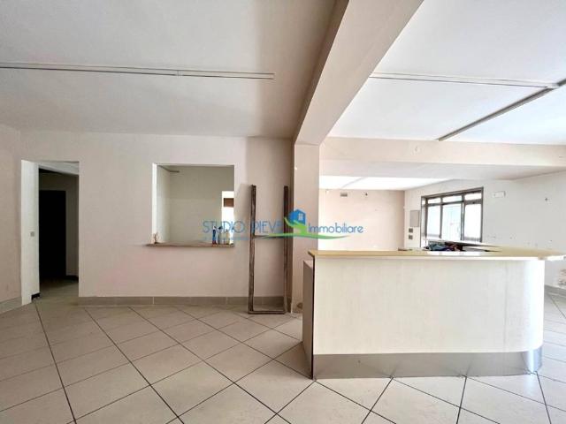 Locale Commerciale in vendita a Le Case, Montevettolini