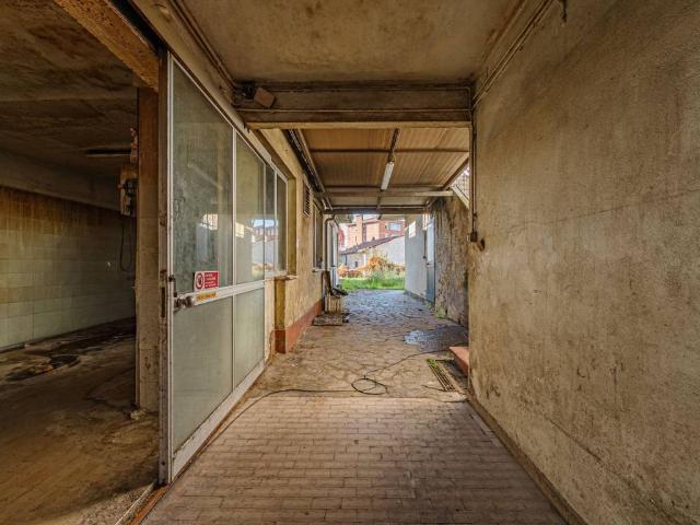 Locale Commerciale in vendita a Pozzarello, Montevettolini