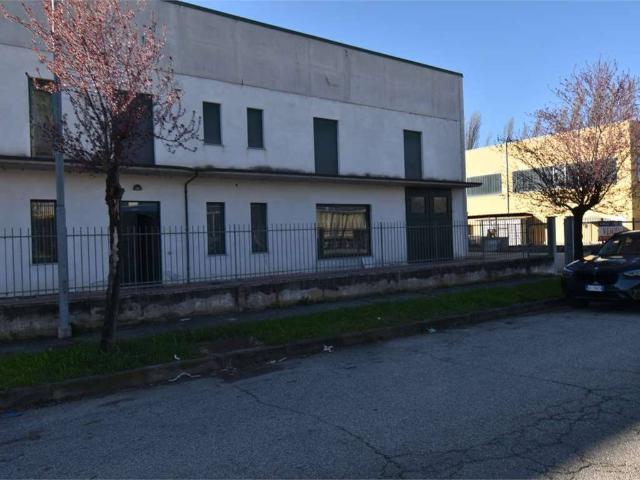 Locale Commerciale in vendita a Piemonte, Cuneo