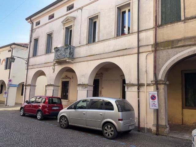Locale Commerciale in vendita a Montagnana, Veneto