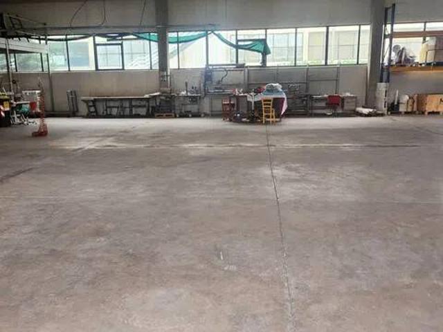 Locale Commerciale in vendita a Stazione, Montale