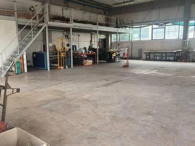 Locale Commerciale in vendita a Stazione, Montale