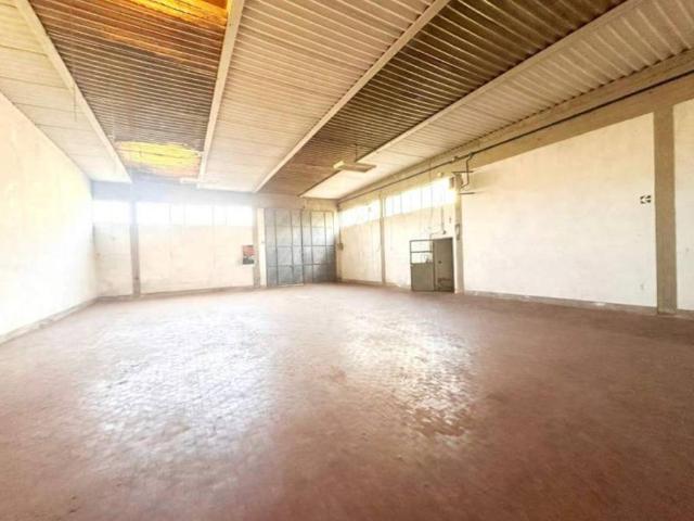 Locale Commerciale in vendita a Montale Alto, Montale