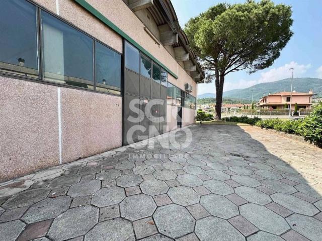 Locale Commerciale in vendita a Montale Alto, Montale