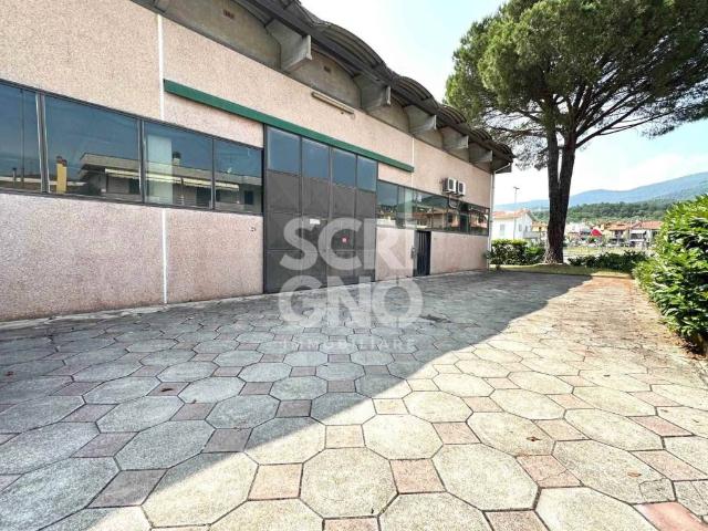 Locale Commerciale in vendita a Montale Alto, Montale