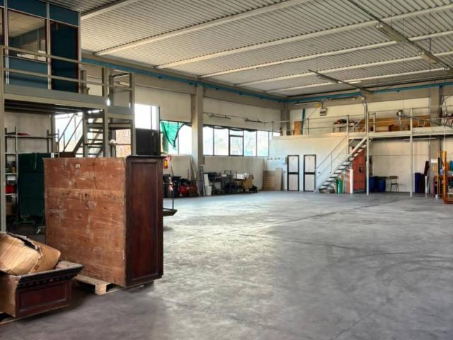 Locale Commerciale in vendita a Montale Alto, Montale