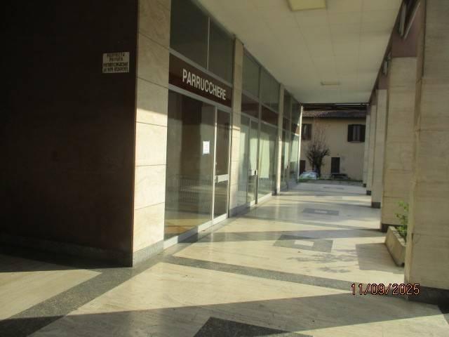 Locale Commerciale in vendita a Lucino, Montano Lucino