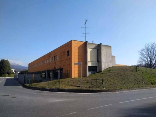 Locale Commerciale in vendita a Lucino, Montano Lucino